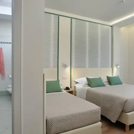 מלון Riviera 3*